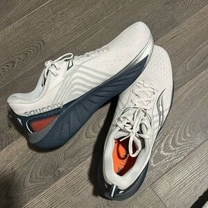 Saucony Triumph 22 Men's

U.S. men’s size: 12.5